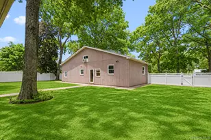 208 Avenue C, Ronkonkoma, NY 11779 - Photo 25