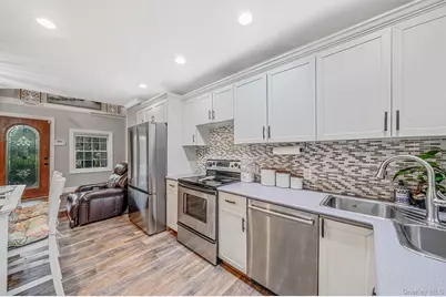 208 Avenue C, Ronkonkoma, NY 11779 - Photo 7