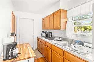370 S Country Rd, Brookhaven, NY 11719 - Photo 23