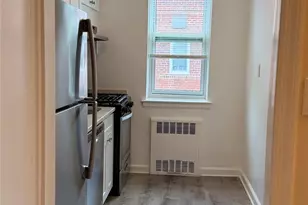 32 Cathedral Ave, Hempstead, NY 11550 - Photo 9