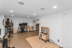 625 S 10th St, New Hyde Park, NY 11040 - Photo 13