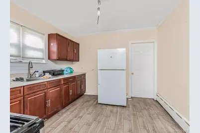 20 Saint Josephs Avenue, Yonkers, NY 10703 - Photo 9