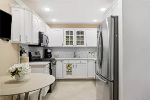 907 Altessa Blvd, Melville, NY 11747 - Photo 3