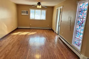 37 Spray Ln, Hicksville, NY 11801 - Photo 3
