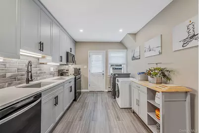 527 Milligan Lane, West Islip, NY 11795 - Photo 5