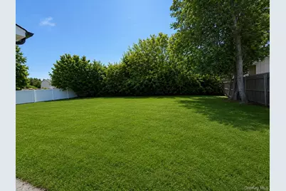 818 Meade Avenue, Bellport, NY 11713 - Photo 13