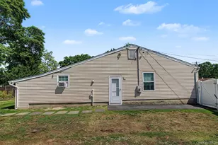 46 Oakland Ave, Central Islip, NY 11722 - Photo 3