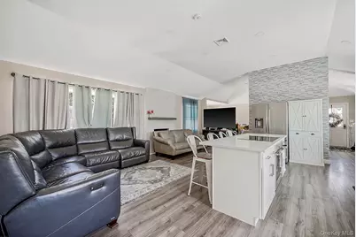 28 High Street, Farmingdale, NY 11735 - Photo 9