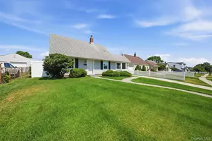 37 Gun Ln, Levittown, NY 11756 - Photo 3