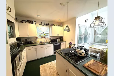 523 Hellwig Lane, West Islip, NY 11795 - Photo 9