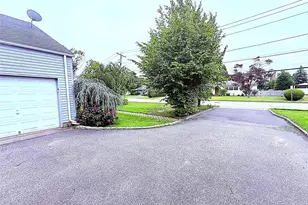 523 Hellwig Ln, West Islip, NY 11795 - Photo 31