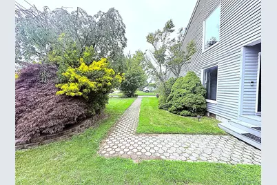 523 Hellwig Lane, West Islip, NY 11795 - Photo 3