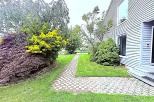 523 Hellwig Ln, West Islip, NY 11795 - Photo 3
