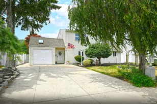 18 Wheelbarrow Ln, Wantagh, NY 11793 - Photo 3