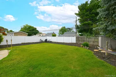 18 Wheelbarrow Lane, Wantagh, NY 11793 - Photo 17