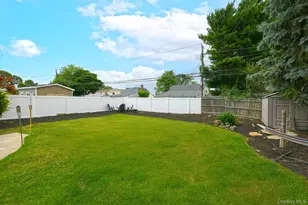 18 Wheelbarrow Ln, Wantagh, NY 11793 - Photo 17