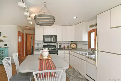 18 Wheelbarrow Lane, Wantagh, NY 11793 - Photo 11