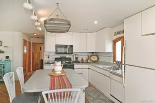 18 Wheelbarrow Ln, Wantagh, NY 11793 - Photo 11
