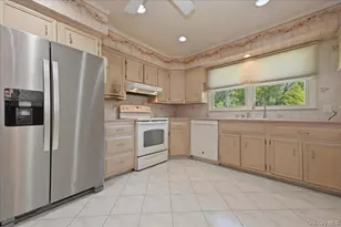 672 Westbury Ave, Westbury, NY 11590 - Photo 15