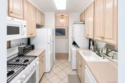 27110 Grand Central Parkway #24B, Floral Park, NY 11005 - Photo 7