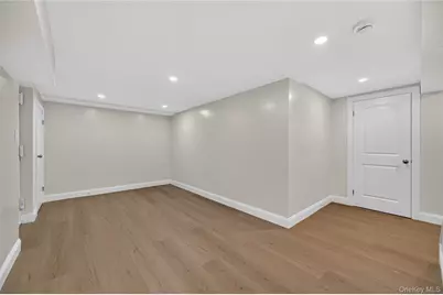66 Chestnut Hill, Roslyn, NY 11576 - Photo 29