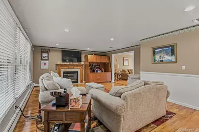 91 Macgregor Avenue, Roslyn Heights, NY 11577 - Photo 9