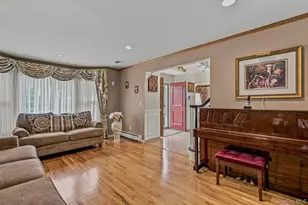 91 MacGregor Ave, Roslyn Heights, NY 11577 - Photo 11