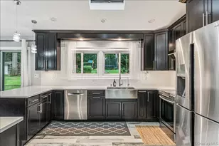 6 Cherry Ln E, Syosset, NY 11791 - Photo 9