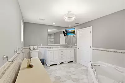 1 Geoffrey Avenue, Syosset, NY 11791 - Photo 15