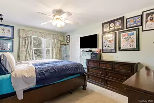 1 Geoffrey Ave, Syosset, NY 11791 - Photo 9