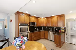 1 Geoffrey Ave, Syosset, NY 11791 - Photo 21