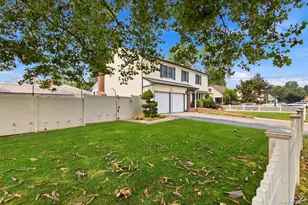1 Geoffrey Ave, Syosset, NY 11791 - Photo 3