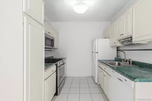 250 Bronxville Rd, Bronxville, NY 10708 - Photo 15