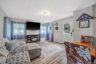 36 Rosalie Pl, Patchogue, NY 11772 - Photo 5