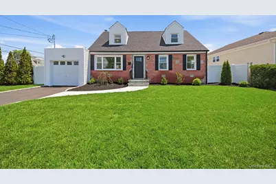 91 Doges Prom, Lindenhurst, NY 11757 - Photo 1