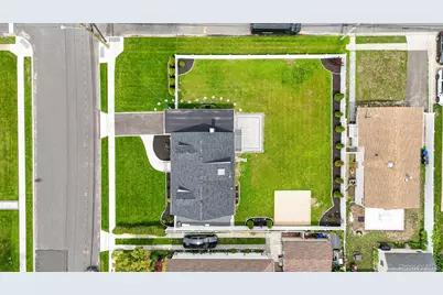 91 Doges Prom, Lindenhurst, NY 11757 - Photo 3
