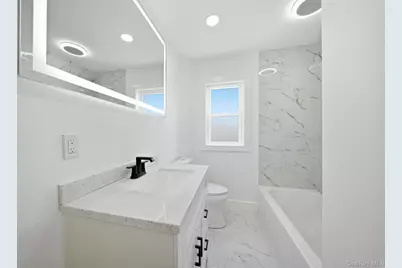 91 Doges Prom, Lindenhurst, NY 11757 - Photo 9