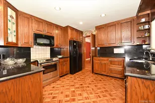 13 Vista Dr, Great Neck, NY 11021 - Photo 15