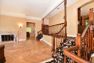 13 Vista Dr, Great Neck, NY 11021 - Photo 11