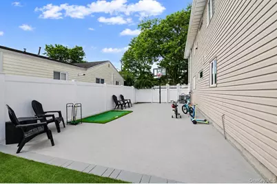 330 Granada Parkway, Lindenhurst, NY 11757 - Photo 35