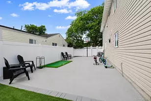 330 Granada Pkwy, Lindenhurst, NY 11757 - Photo 35