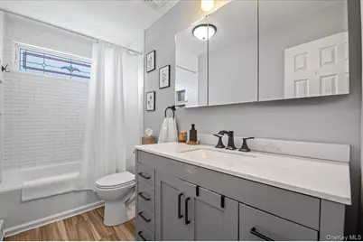 330 Granada Parkway, Lindenhurst, NY 11757 - Photo 17