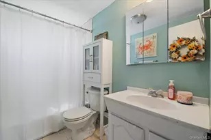 330 Granada Pkwy, Lindenhurst, NY 11757 - Photo 23