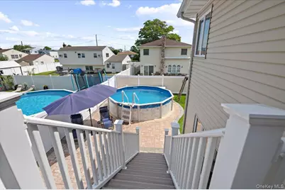 330 Granada Parkway, Lindenhurst, NY 11757 - Photo 33