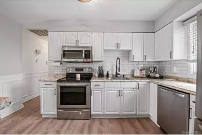 330 Granada Parkway, Lindenhurst, NY 11757 - Photo 11