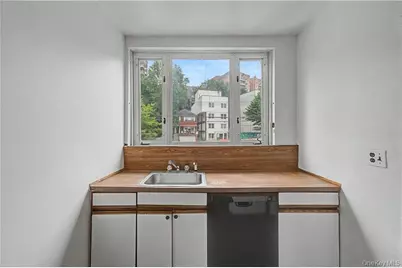 138 Van Cortlandt Park S, Bronx, NY 10463 - Photo 15