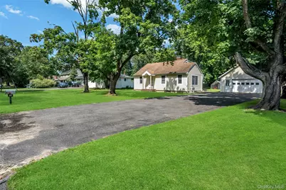 33 Laurel Drive, Smithtown, NY 11787 - Photo 3