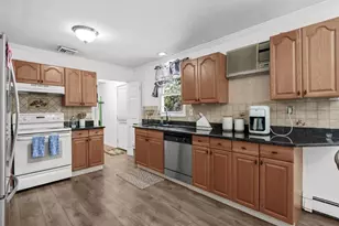 269 Carleton Dr E, Shirley, NY 11967 - Photo 5