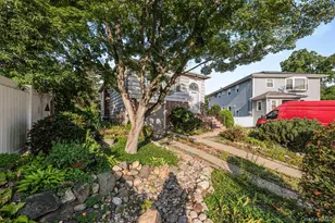 2 Atlas Ct, New Hyde Park, NY 11040 - Photo 3