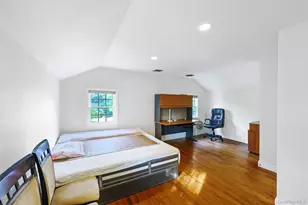 2 W Woods Rd, Great Neck, NY 11020 - Photo 23
